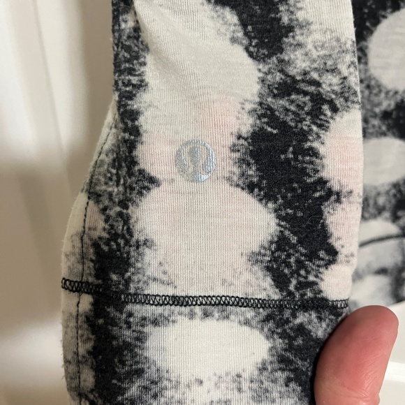 Lululemon polka dot tee with front pocket - Picture 4 of 6